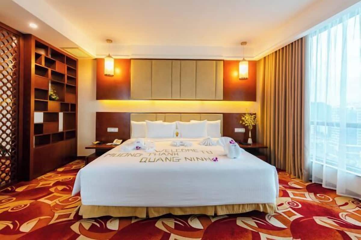 Minibar với thức ăn, đồ uống miễn phí, két bảo mật tại phòng, bàn