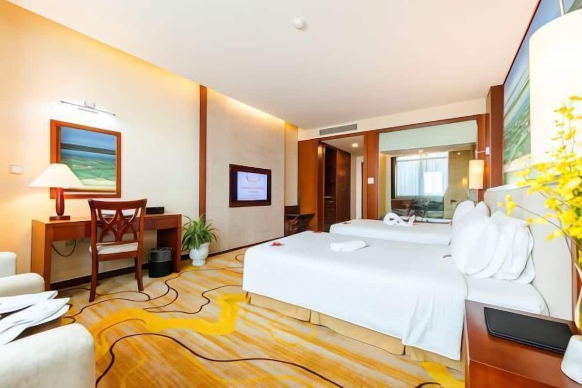 Minibar với thức ăn, đồ uống miễn phí, két bảo mật tại phòng, bàn