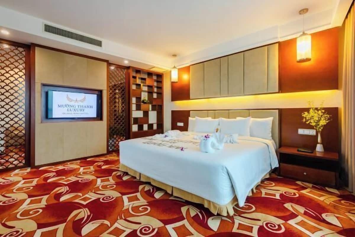 Minibar với thức ăn, đồ uống miễn phí, két bảo mật tại phòng, bàn