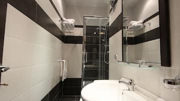 Triple Room | Bathroom | Shower, free toiletries, hair dryer, towels