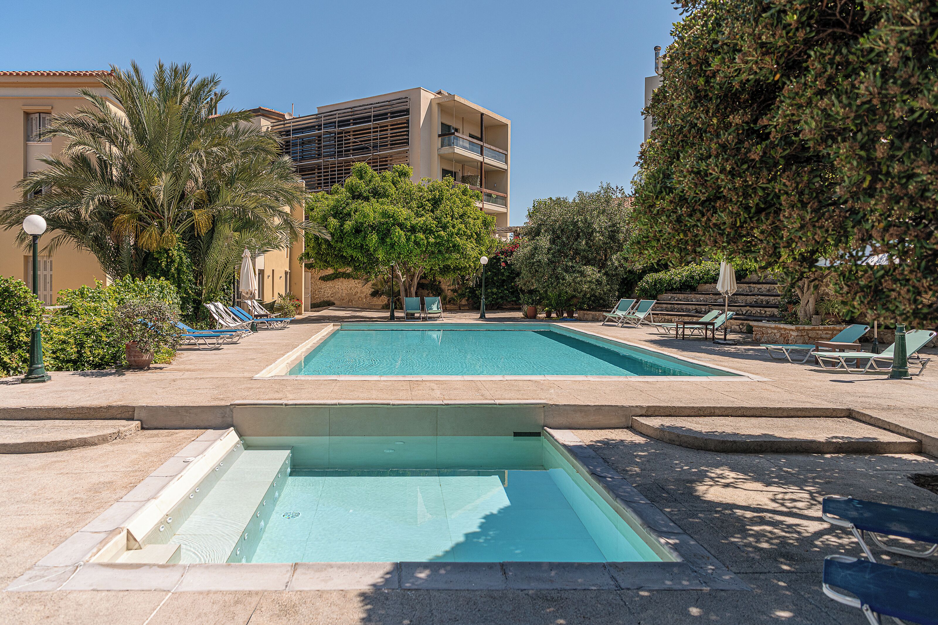 Piscina externa, guarda-sóis, espreguiçadeiras