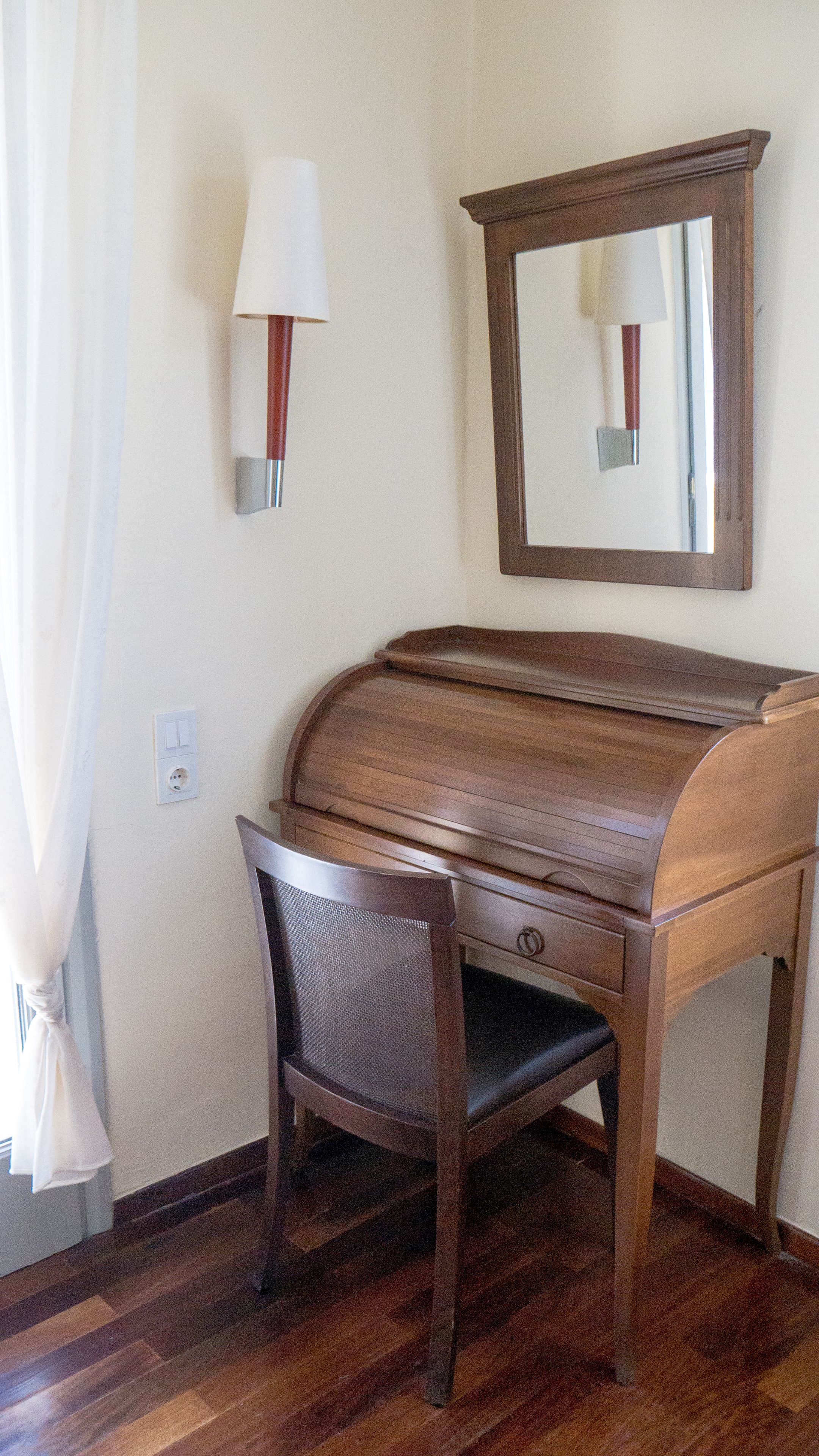 suite | premium bedding, minibar, in-room safe, desk