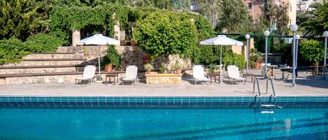 Outdoor pool, pool umbrellas, sun loungers