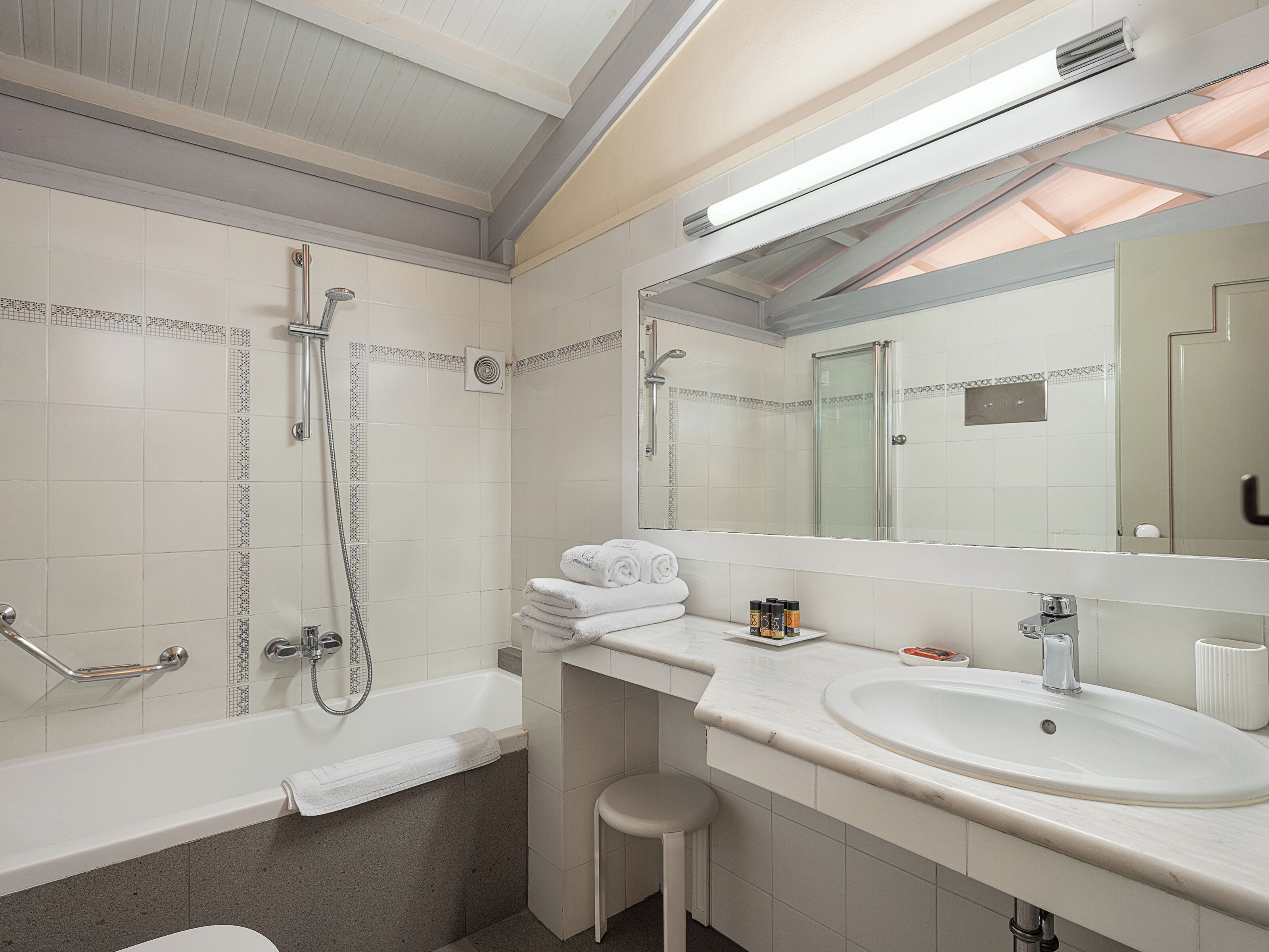 Un baño moderno con bañera, ducha y lavamanos.