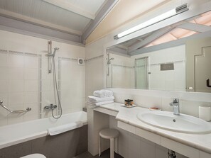 Suite Executive Sea View | 浴室 | 浴缸、免費梳洗用品、風筒、提供毛巾