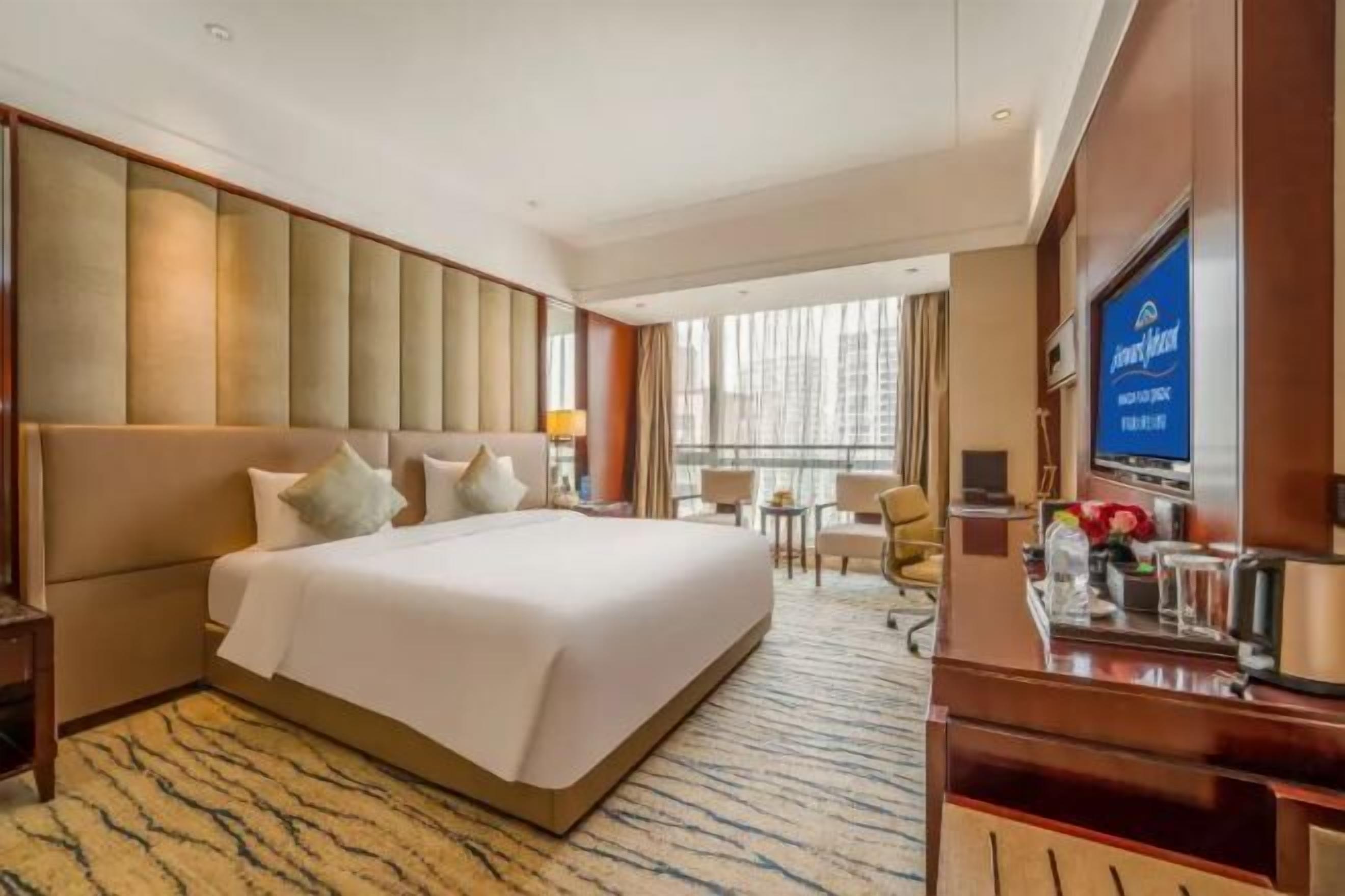 Minibar, caja de seguridad en la habitación y escritorio 