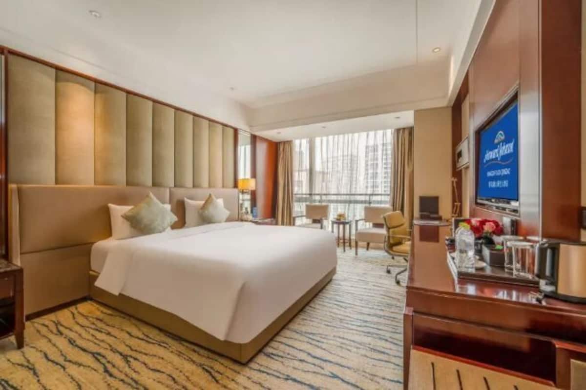 Minibar, caja de seguridad en la habitación y escritorio