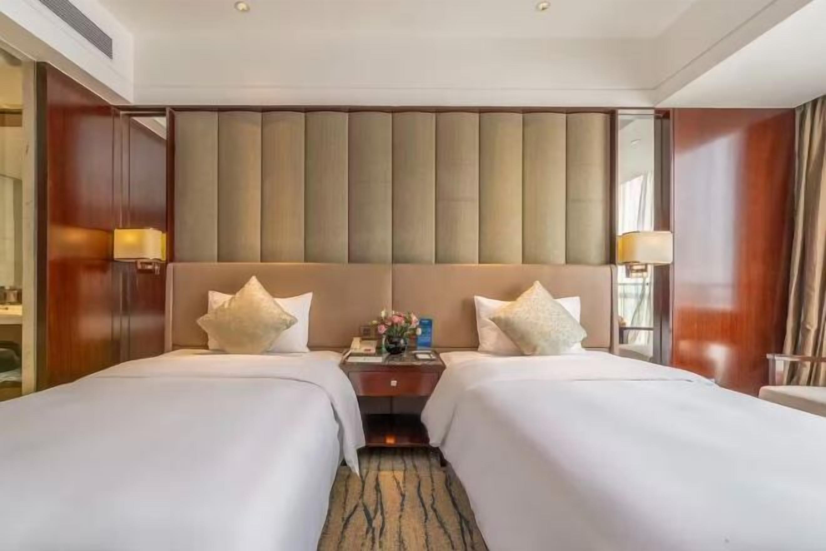 Minibar, caja de seguridad en la habitación y escritorio 