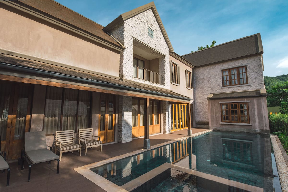 Mansion | Premium bedding, free minibar, in-room safe, desk