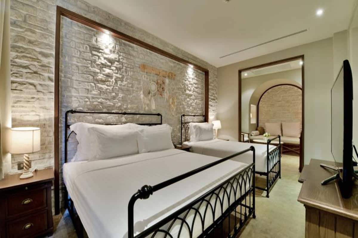 Premium bedding, free minibar, in-room safe, desk