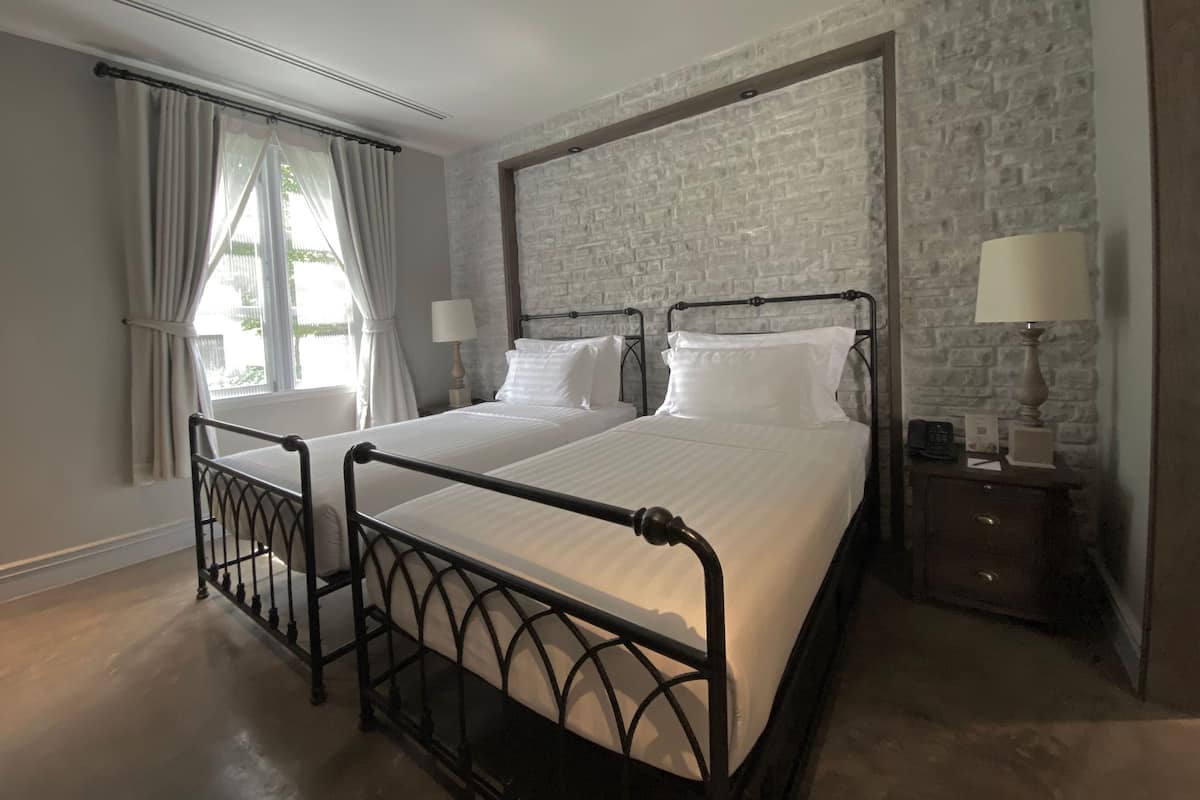 Premium bedding, free minibar, in-room safe, desk