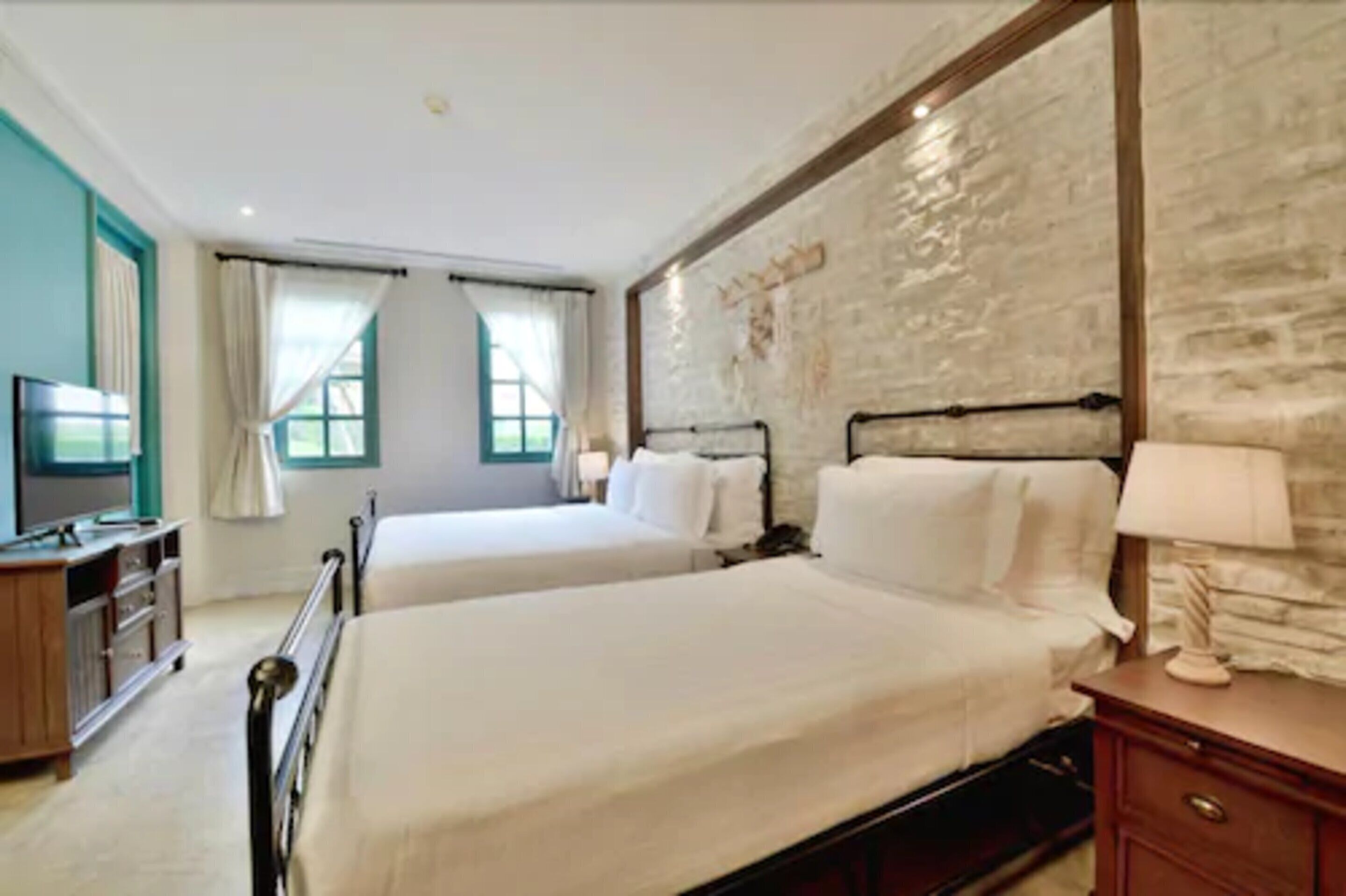 family suite | premium bedding, free minibar, in-room safe, desk