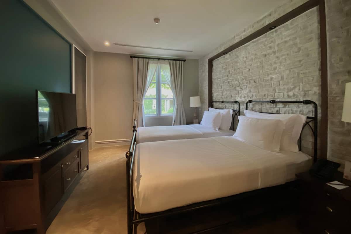 Premium bedding, free minibar, in-room safe, desk