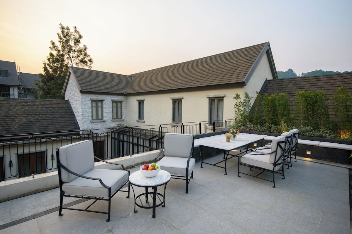 Courtyard | Premium bedding, free minibar, in-room safe, desk