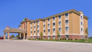 A multi-story hotel with a covered entrance and a parking lot. - Holiday Inn Express & Suites York by IHG (York)