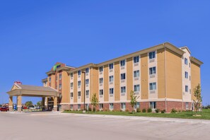 Front of property - Holiday Inn Express & Suites York by IHG (York)