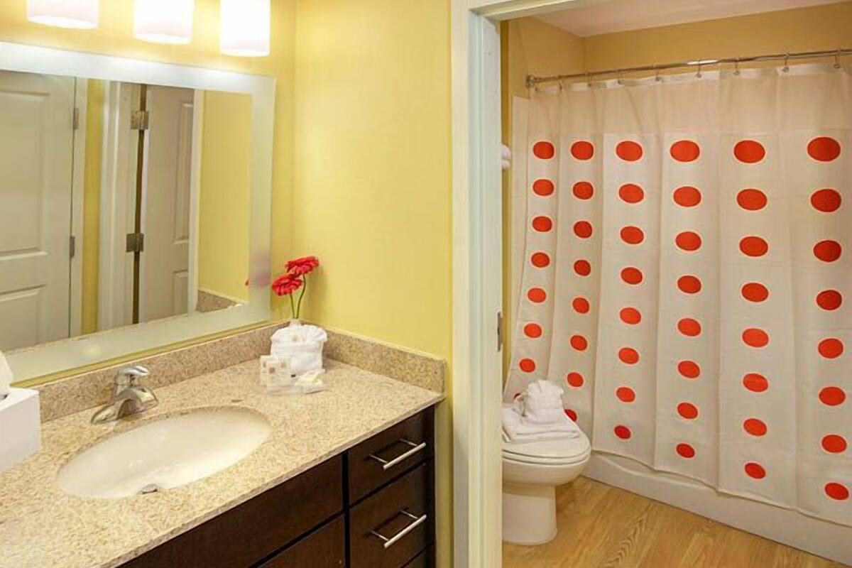 separate bathtub and shower, hair dryer, towels