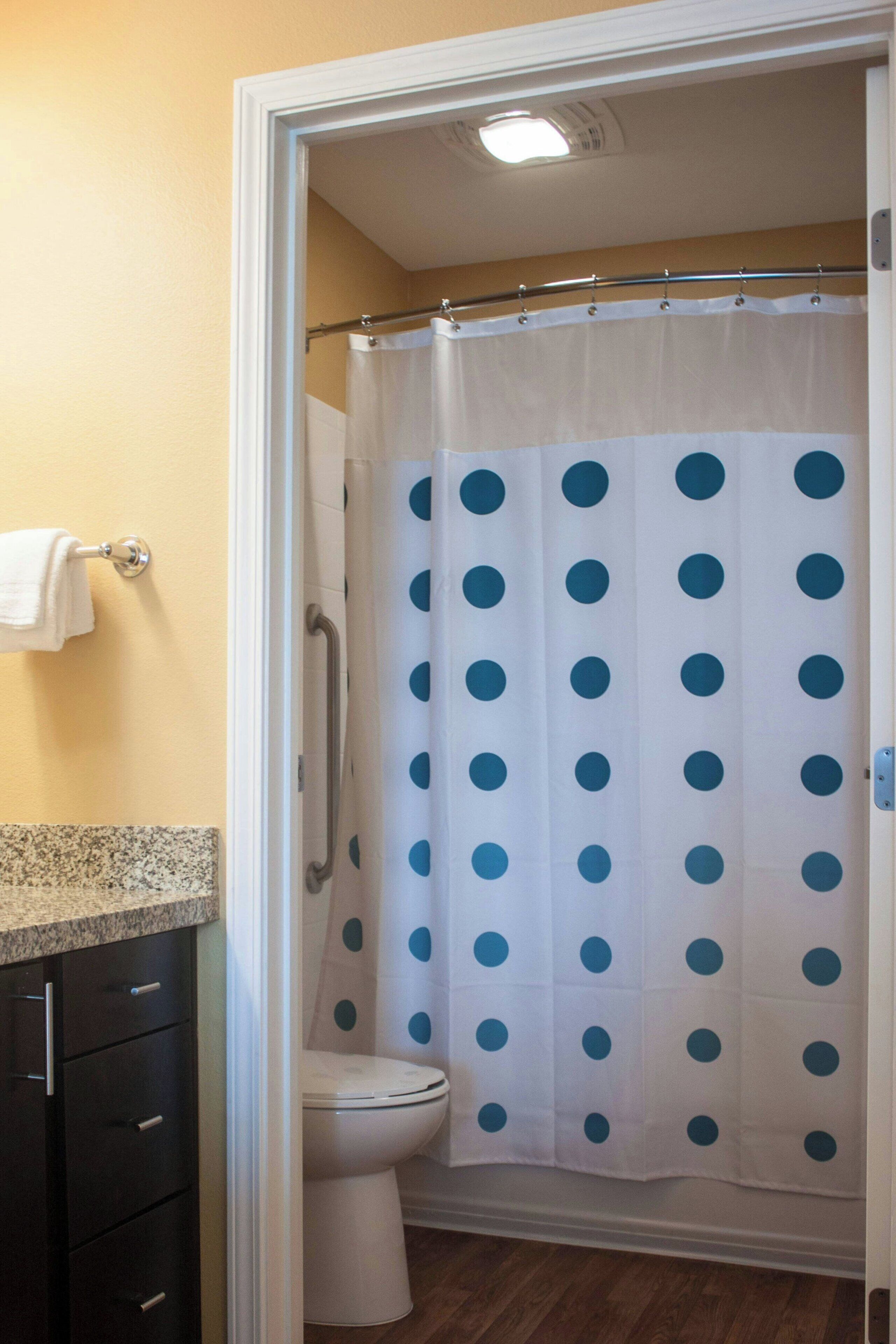 separate bathtub and shower, hair dryer, towels