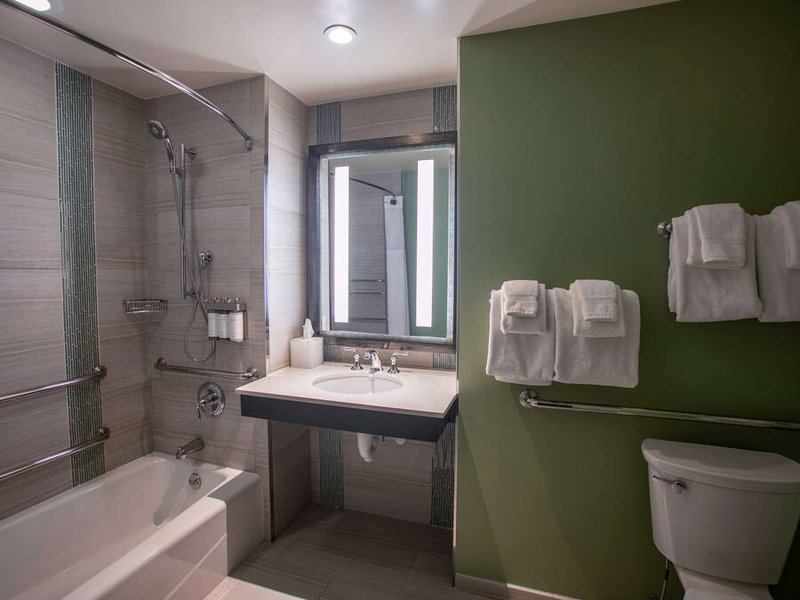 Une salle de bain moderne avec une baignoire, un lavabo et des toilettes.
