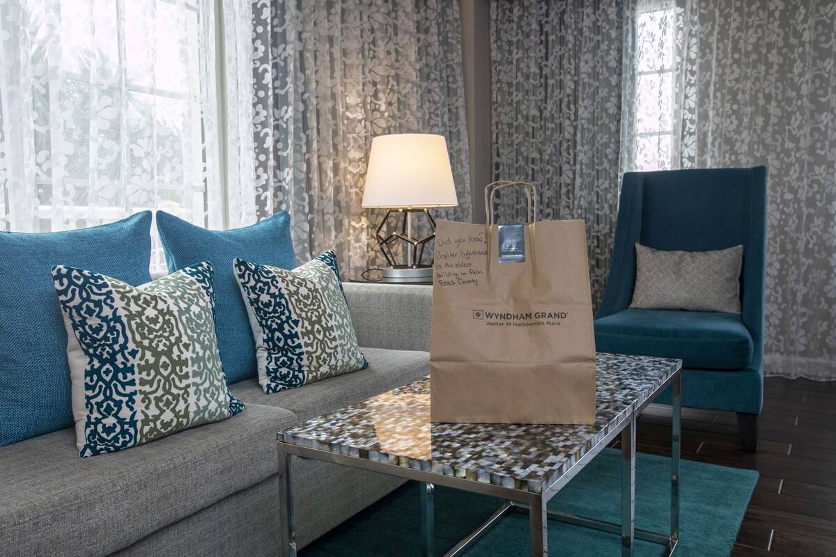 Área de sala de estar | Televisión LCD de 42 pulgadas con canales vía satélite y televisión