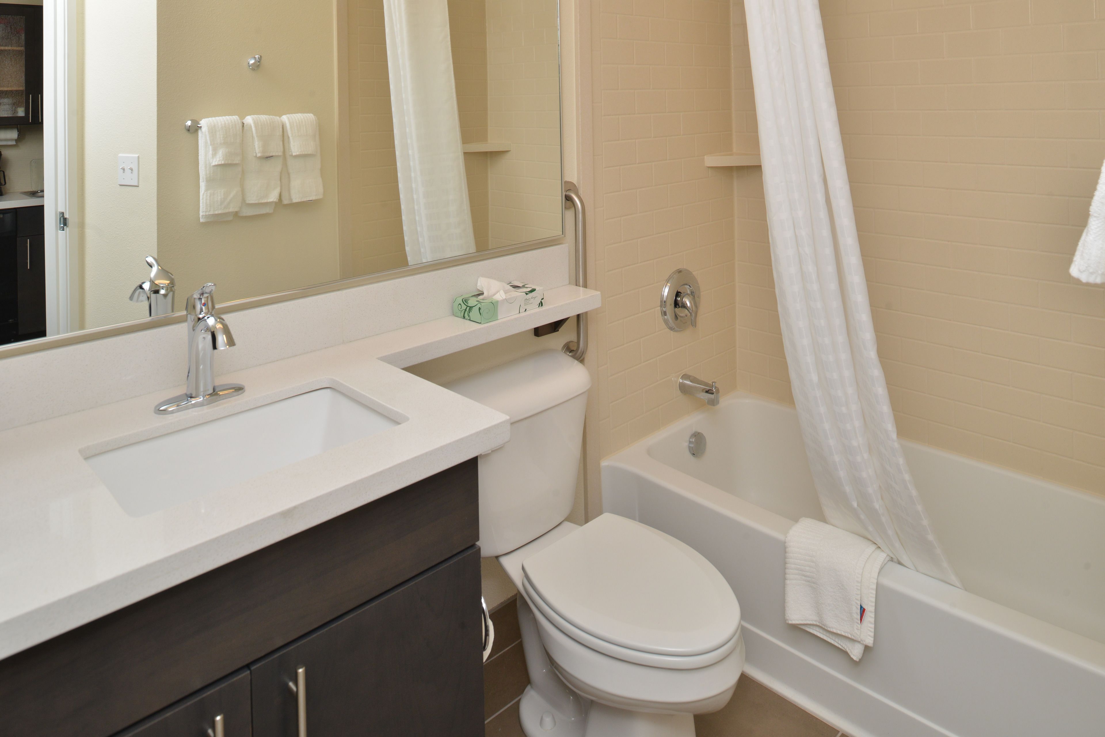 combined shower/bathtub, hair dryer, towels