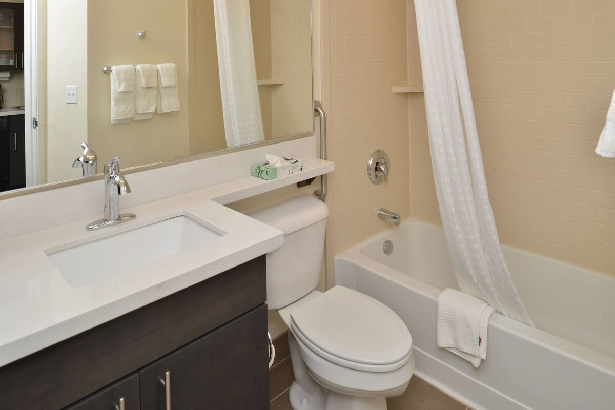 combined shower/bathtub, hair dryer, towels