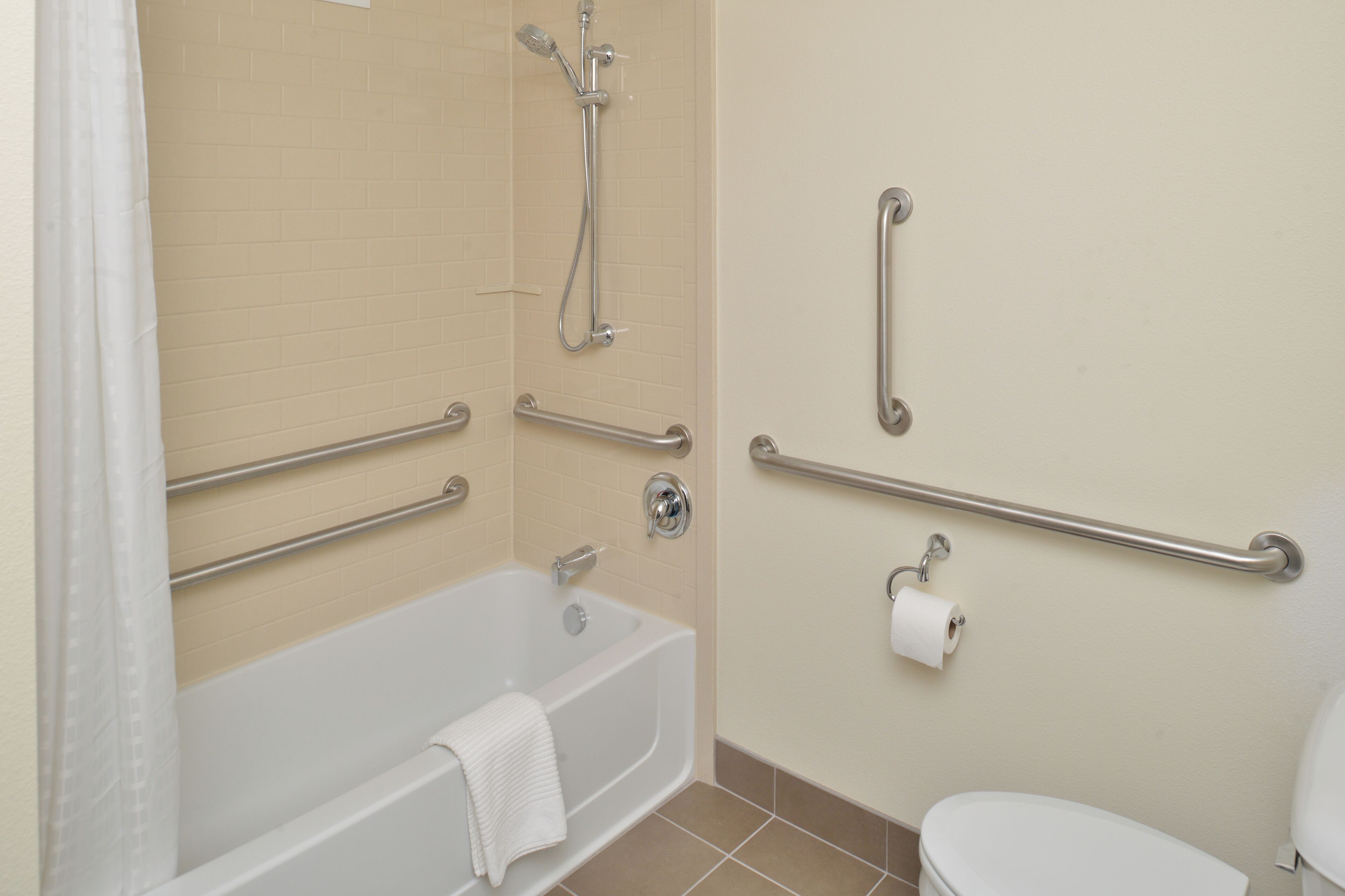 Combined shower/tub, hair dryer, towels