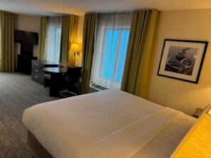 In-room safe, desk, blackout drapes, iron/ironing board - Candlewood Suites Eugene Springfield by IHG (Eugene)