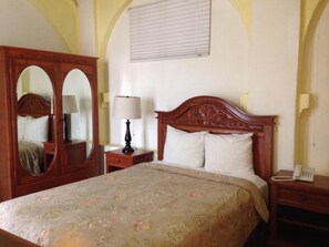 Caja de seguridad en la habitación y escritorio 