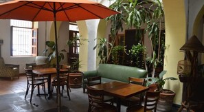 Lobby sitting area - Hotel Meson del Mar (Veracruz)