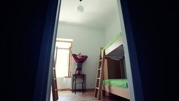 Standard-yhteismajoitus (Single Bed in 4-Bed Female Dormitory) | 1 makuuhuone, tallelokero huoneessa, äänieristys, ilmainen Wi-Fi