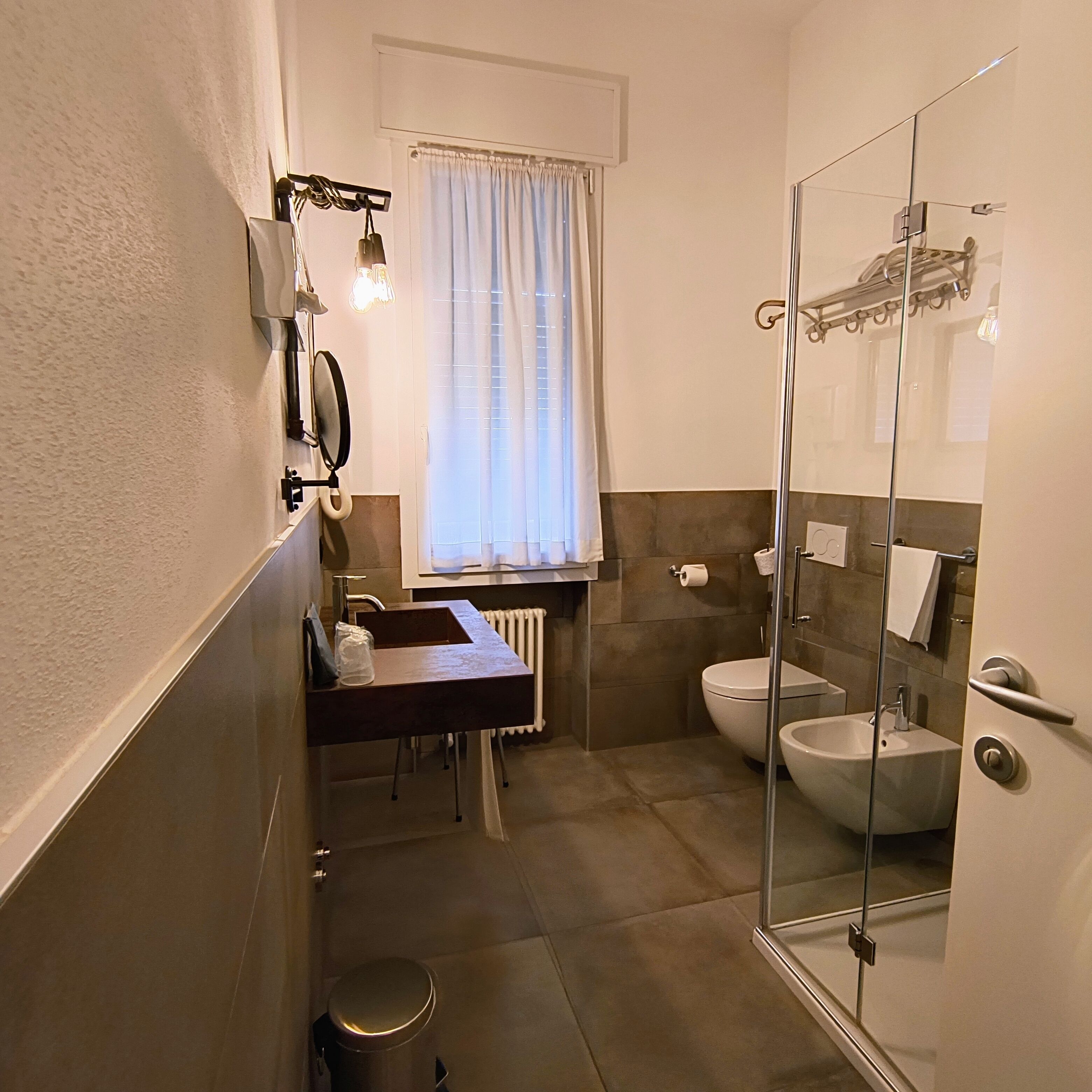 hydromassage showerhead, free toiletries, hair dryer, bidet