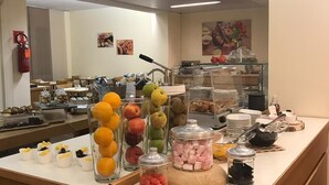 A buffet counter with various food items and utensils. - Hotel Miramonti (Schio)