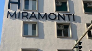 A building with the sign "H MIRAMONTI" indicating a hotel. - Hotel Miramonti (Schio)