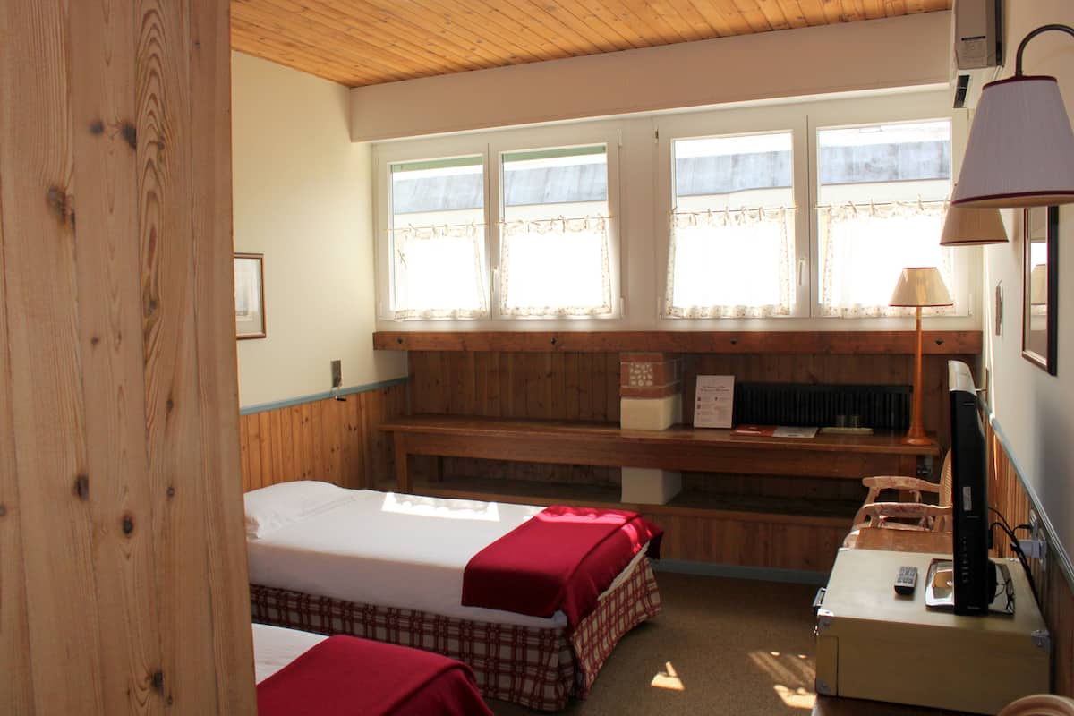 Standard Room | 1 bedroom, minibar, in-room safe, desk