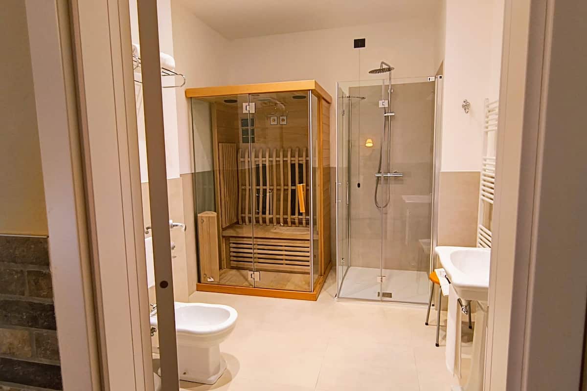 suite | bathroom | hydromassage showerhead, free toiletries, hair dryer, bidet