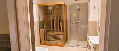Suite | Bathroom | Hydromassage showerhead, free toiletries, hair dryer, bidet