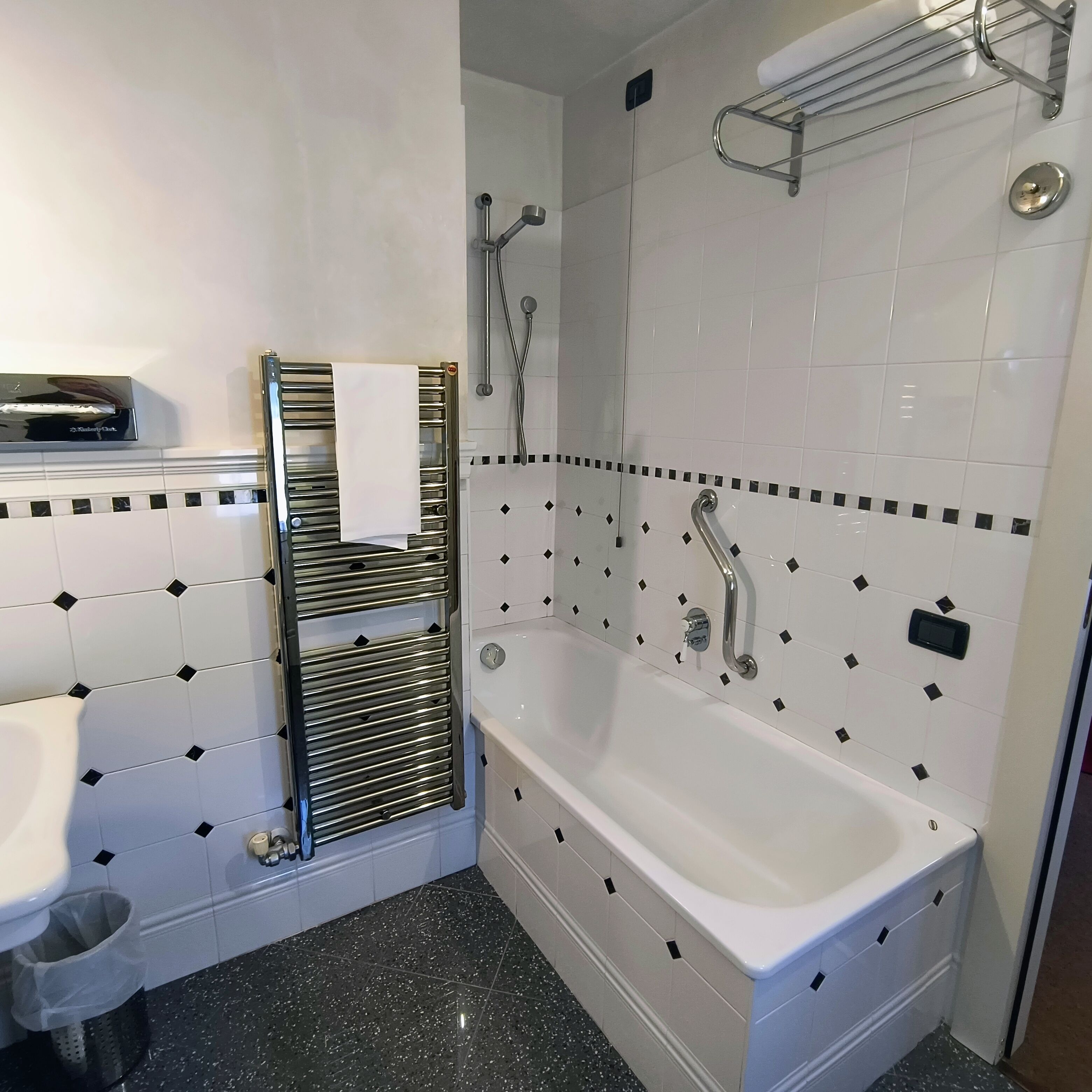 suite | bathroom | hydromassage showerhead, free toiletries, hair dryer, bidet