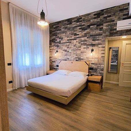 Suite | Minibar, caja fuerte, escritorio y espacio para trabajar con un portátil. Hotel Miramonti