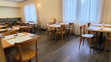 Café da manhã com buffet diário (EUR 15 por pessoa)