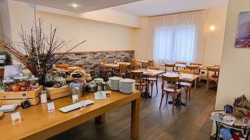 Petit déjeuner buffet servi tous les jours en supplément