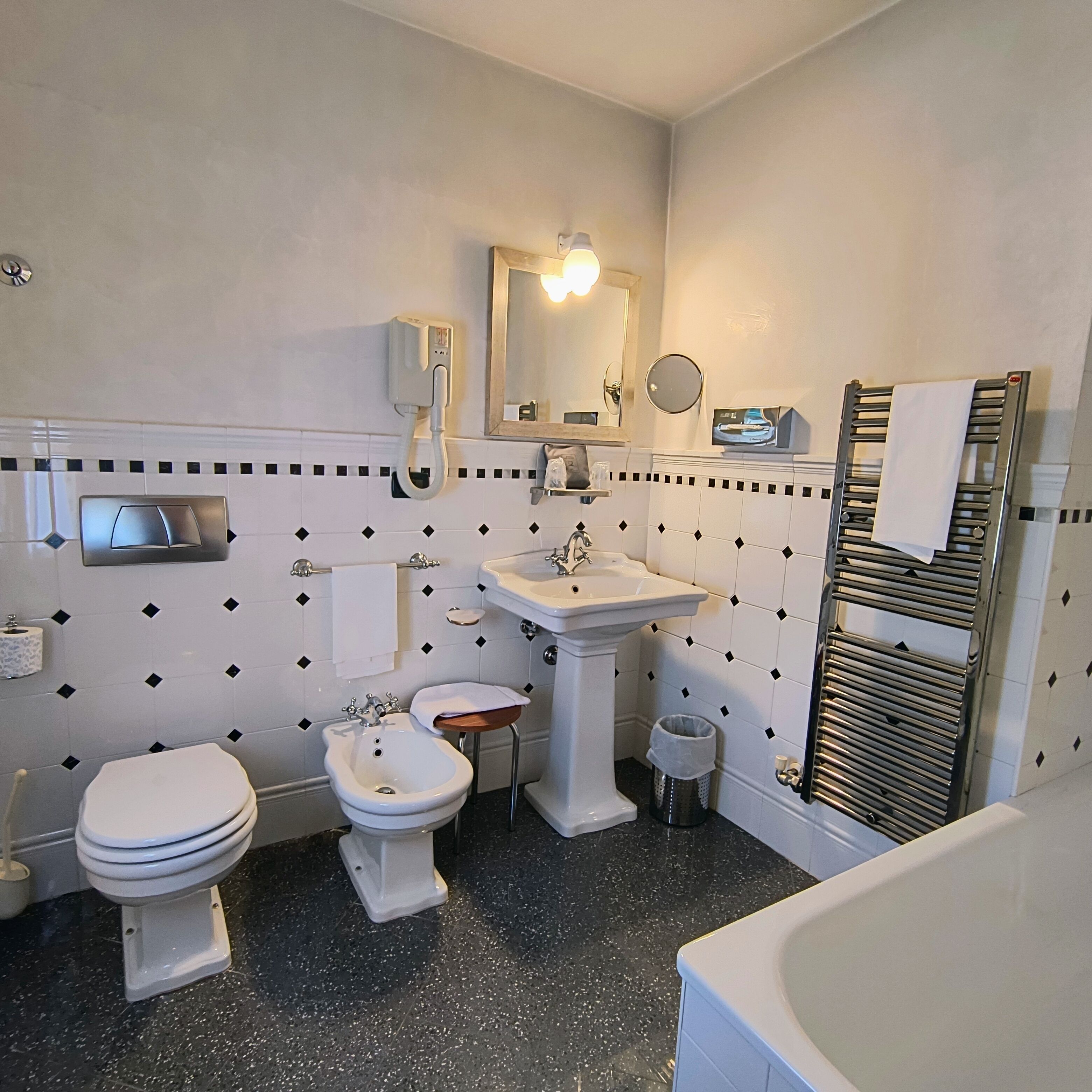 suite | bathroom | hydromassage showerhead, free toiletries, hair dryer, bidet