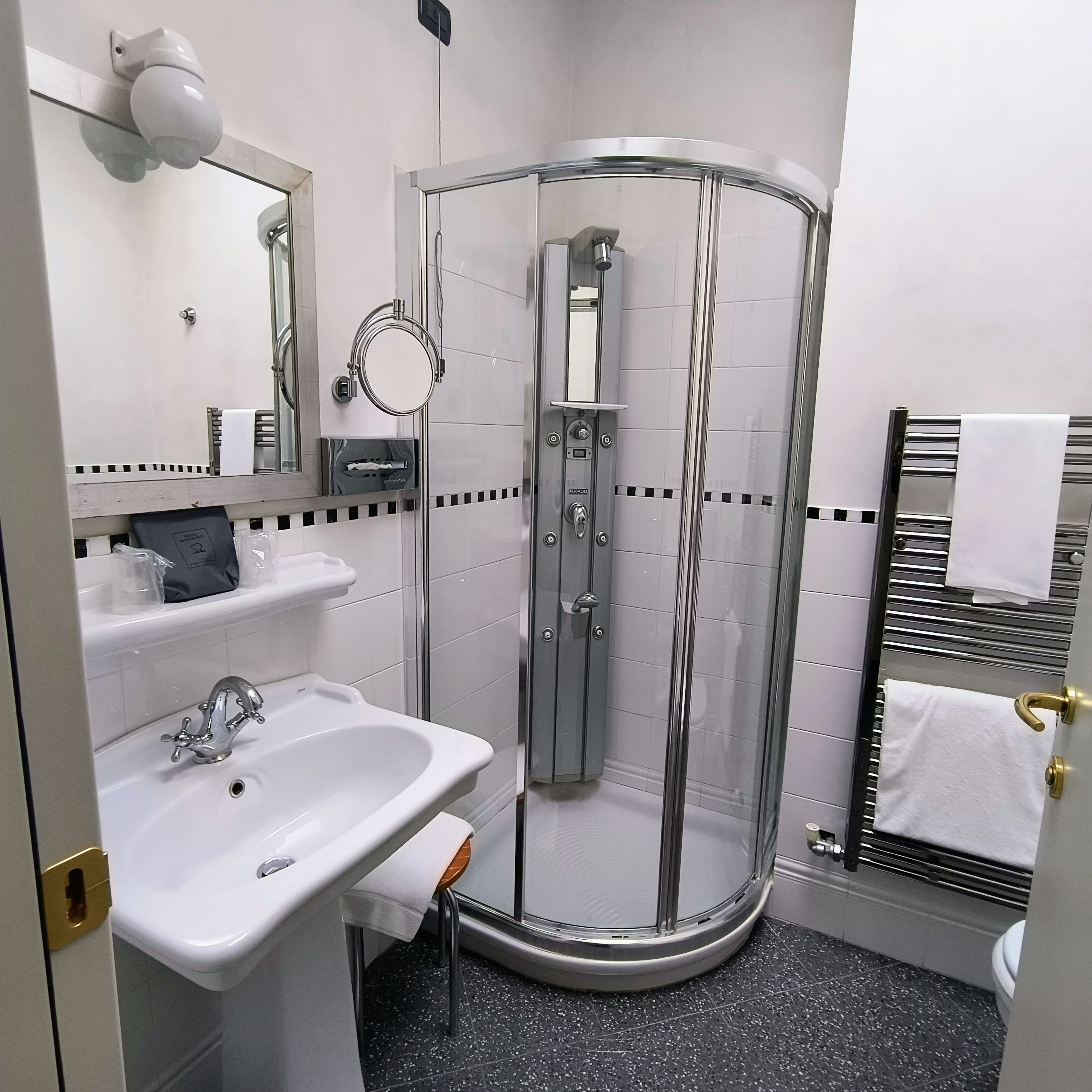 standard room | bathroom | hydromassage showerhead, free toiletries, hair dryer, bidet