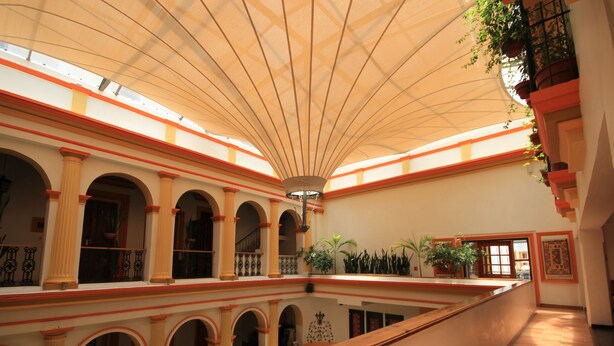 Un atrio amplio con techo alto y varios arcos.