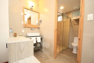 Habitación Deluxe doble | Baño | Artículos de higiene personal gratuitos, secador de pelo y toallas