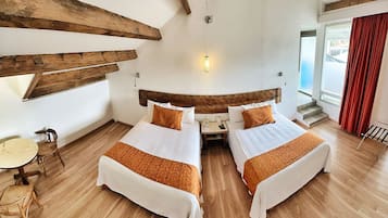 Caja de seguridad en la habitación y tabla de planchar con plancha