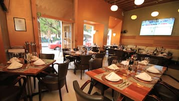 2 restaurantes: opção de café da manhã, almoço e jantar