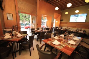2 restaurantes; se sirve desayuno, almuerzo y cena