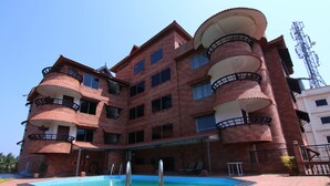 Una piscina al aire libre, tumbonas
