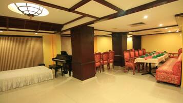 2 restaurants, breakfast, lunch, dinner served; Indian cuisine